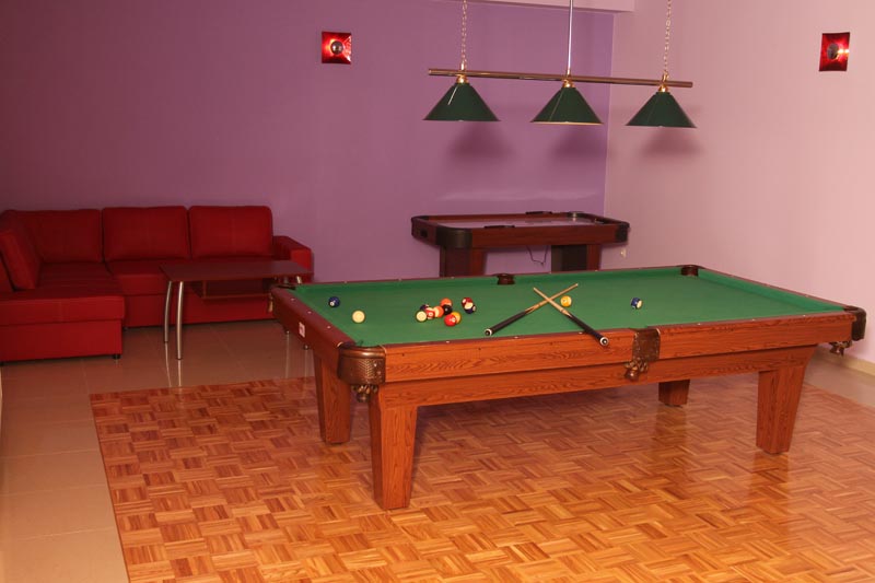 Stół bilardowy z kijami